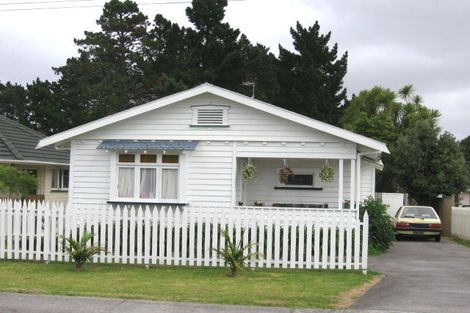 Photo of property in 98 Lancaster Road, Beach Haven, Auckland, 0626