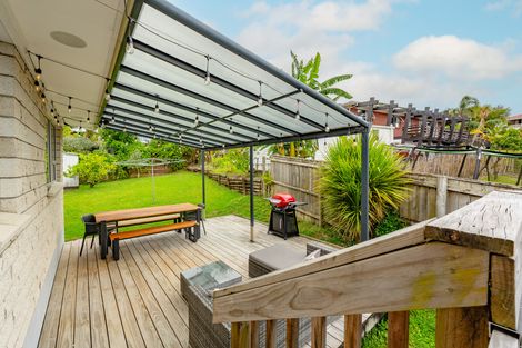 Photo of property in 2/31 Pakira Avenue, Glendene, Auckland, 0602