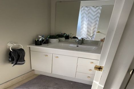 Photo of property in 1/4 Avalon Place, Glenfield, Auckland, 0629