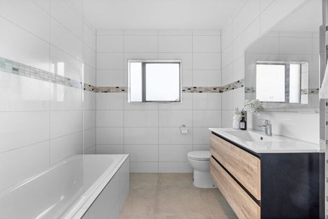 Photo of property in 1/965 Beach Road, Torbay, Auckland, 0630