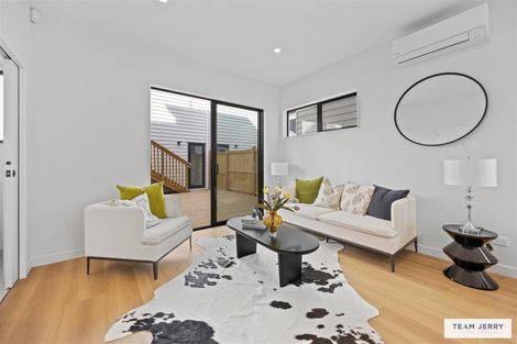 Photo of property in 37a Crestview Rise, Papakura, 2110