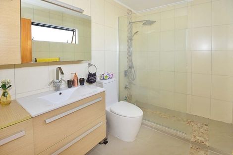 Photo of property in 8 Tenbless Court, Unsworth Heights, Auckland, 0632