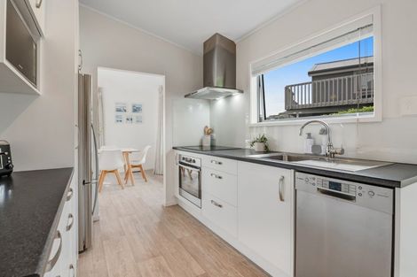 Photo of property in 7 William Bayes Place, Red Beach, 0932