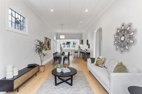 Photo of property in 7 Fairfax Avenue, Northcote, Auckland, 0627