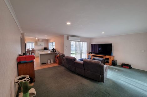 Photo of property in 91 Moyrus Crescent, East Tamaki Heights, Auckland, 2016