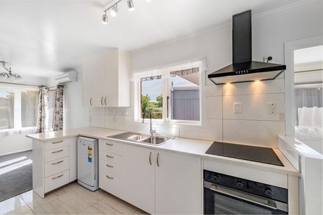 Photo of property in 31 London Street, Te Atatu Peninsula, Auckland, 0610