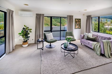 Photo of property in 22 Domanski Crescent, Owhiro Bay, Wellington, 6023