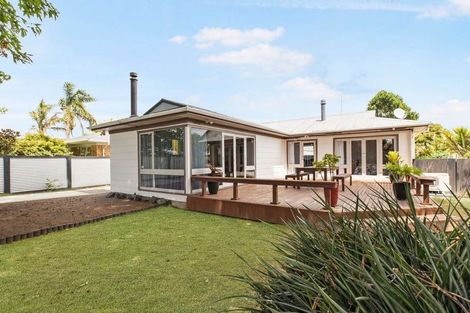 Photo of property in 27 Blanes Road, Weymouth, Auckland, 2103