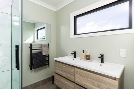 Photo of property in 28 Queen Charlotte Drive, Aotea, Porirua, 5024