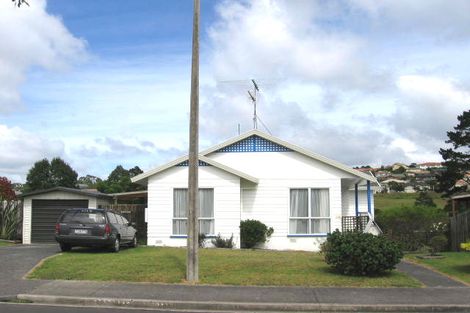 Photo of property in 1/2 Rook Place, Unsworth Heights, Auckland, 0632