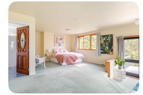 Photo of property in 5 Whiorau Grove, Lowry Bay, Lower Hutt, 5013