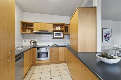 Photo of property in Endeavour Apartments, 8/125 Thorndon Quay, Pipitea, Wellington, 6011