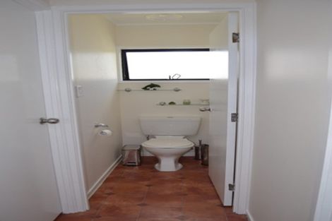 Photo of property in 52 Meadowood Drive, Unsworth Heights, Auckland, 0632