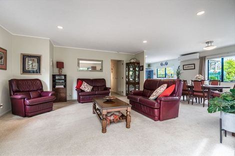Photo of property in 1/2 Valley Road, Northcote, Auckland, 0626