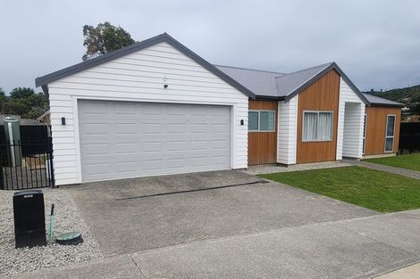 Photo of property in 17 Rewarewa Way, Timberlea, Upper Hutt, 5018