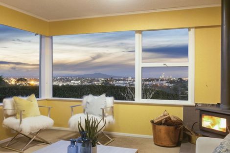 Photo of property in 12 Ross Avenue, Glenfield, Auckland, 0629