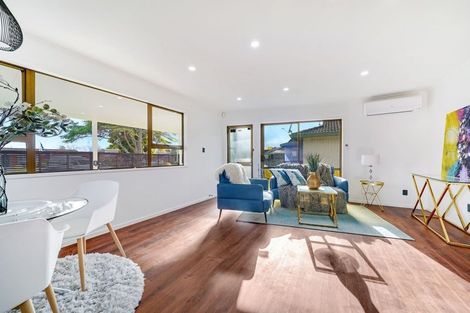 Photo of property in 2/8 Kirrama Place, Conifer Grove, Takanini, 2112