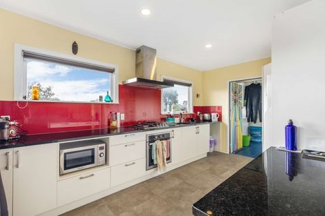 Photo of property in 10 Bishop Street, Green Bay, Auckland, 0604