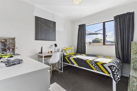 Photo of property in 8 Brookfield Road, Te Atatu Peninsula, Auckland, 0610