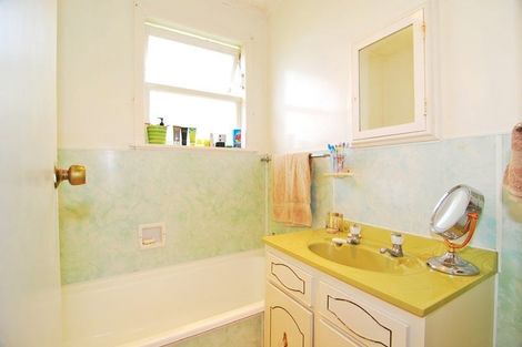 Photo of property in 24 Madison Place, Forrest Hill, Auckland, 0620