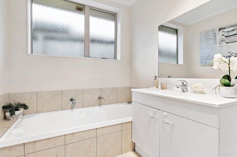 Photo of property in 14 Les Marston Place, Pukekohe, 2120