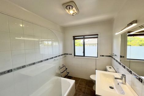 Photo of property in 2/5 Seacliffe Avenue, Belmont, Auckland, 0622