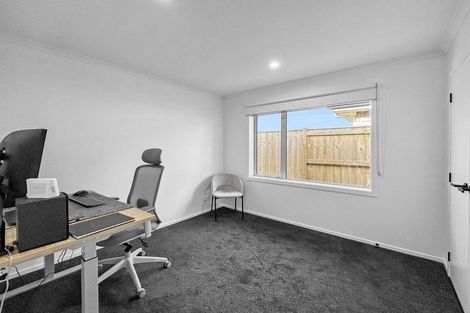 Photo of property in 74 Atlantic Drive, Fitzherbert, Palmerston North, 4410