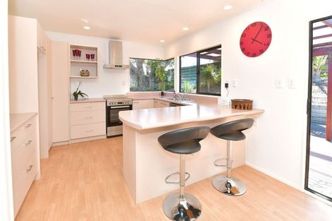 Photo of property in 20 John Road, Stanmore Bay, Whangaparaoa, 0932