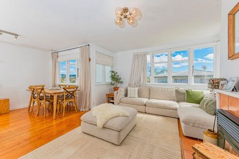 Photo of property in 10 Marie Crescent, Te Atatu South, Auckland, 0610