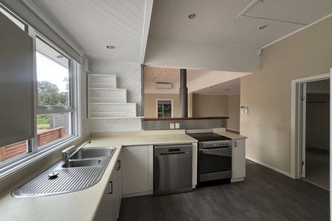 Photo of property in 2 Te Pari Pari Road, Pukerua Bay, 5026
