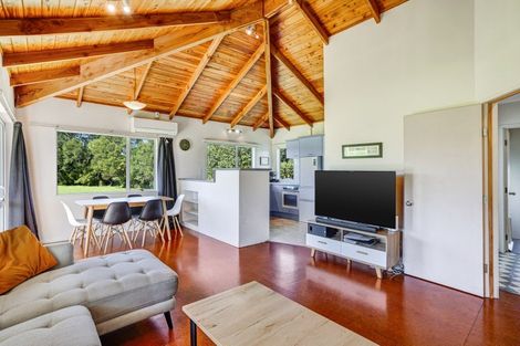 Photo of property in 42 Koraha Road, Kumeu, 0892