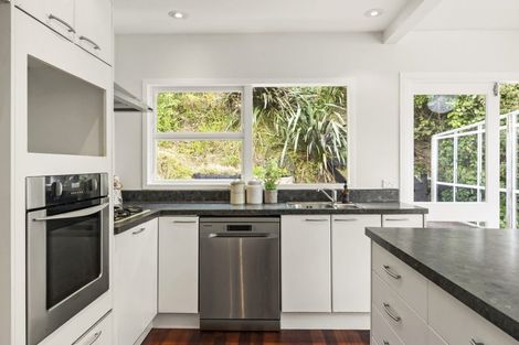 Photo of property in 71 Churton Drive, Churton Park, Wellington, 6037