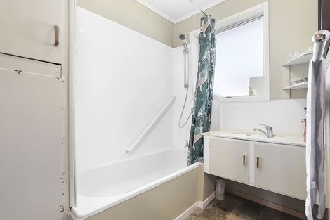 Photo of property in 1/4 Pomaria Road, Henderson, Auckland, 0610