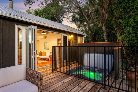 Photo of property in 8 Arapito Road, Titirangi, Auckland, 0604