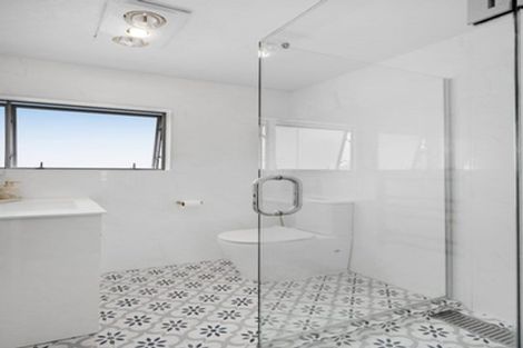 Photo of property in 2/134 Bradbury Road, Botany Downs, Auckland, 2010