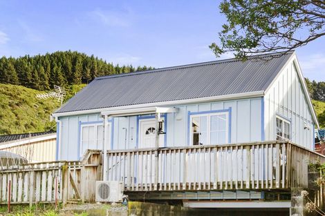 Photo of property in 74 Kiwi Crescent, Tawa, Wellington, 5028