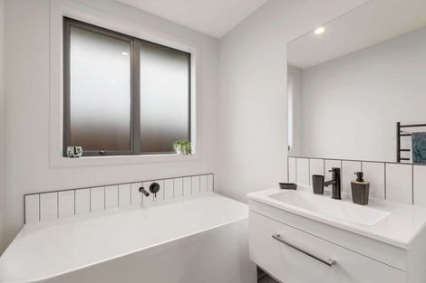 Photo of property in 28 Tahuna Minhinnick Drive, Glenbrook, 2681