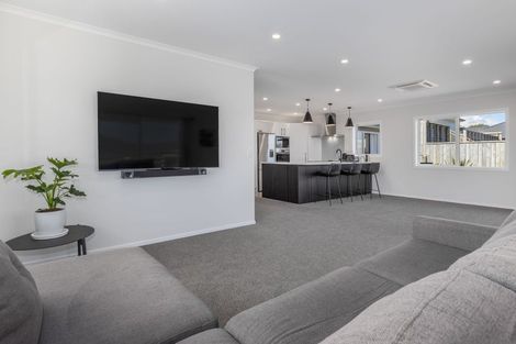 Photo of property in 11 Karearea Avenue, Waikanae, 5036