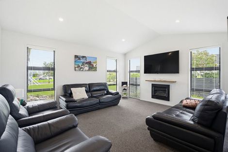 Photo of property in 10 Topping Place, Whitianga, 3510