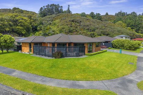 Photo of property in 15 Aragon Grove, Kingsley Heights, Upper Hutt, 5018