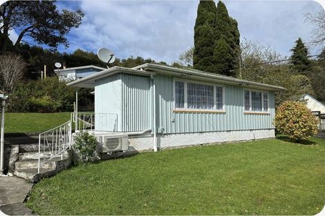 Photo of property in 16 Hawthorn Crescent, Stokes Valley, Lower Hutt, 5019