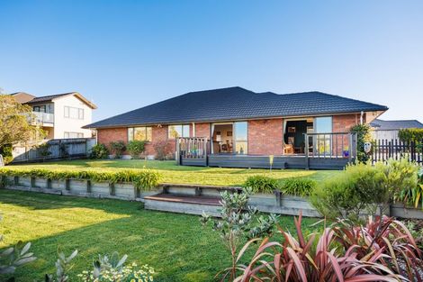 Photo of property in 12 Ron Place, Fitzherbert, Palmerston North, 4410