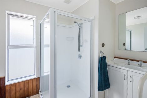 Photo of property in 3 Kingsbridge Place, Newlands, Wellington, 6037