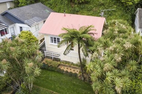 Photo of property in 12 Governor Road, Northland, Wellington, 6012