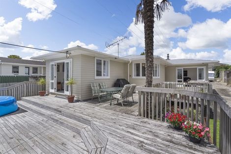 Photo of property in 11 Paton Avenue, Te Atatu South, Auckland, 0610