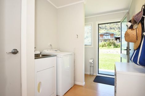 Photo of property in 3 Mahia Heights Drive, Mahia, 4198