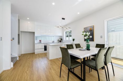 Photo of property in 3d Kingdale Road, Henderson, Auckland, 0610