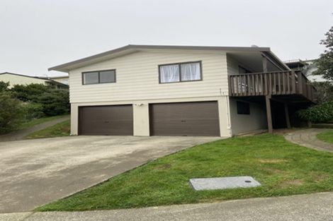 Photo of property in 17 Fernhaven Grove, Newlands, Wellington, 6037