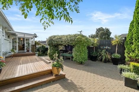 Photo of property in 27 Miro Road, Mangere Bridge, Auckland, 2022