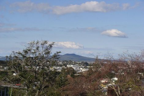Photo of property in 537 Glenfield Road, Glenfield, Auckland, 0629